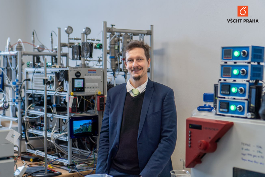 Zelený vodík: Výzkumný tým z VŠCHT hledá způsob, jak vracet drahé materiály z elektrolyzérů zpět do oběhu